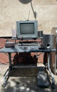 تلویزیون سامسونگ و میز کامپیوتر و وسایل صوتی