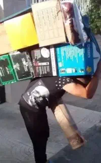 کارگر تخلیه بار و جابجایی اسباب منزل