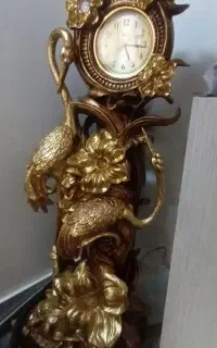 ساعت دکوری مجسمه‌ای طرح قو و گل سالم