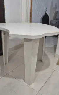 میز به همراه یک صندلی