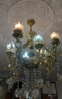 ۳ عدد لوستر ۱ عدد دیوار کوب و ۱ عدد رومیزی
