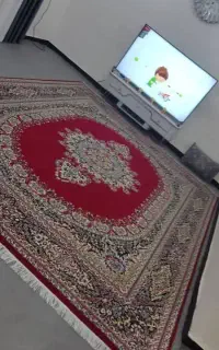 فرش ۱۲ متری قرمز (تمیز) + میز تلویزیون شیشه‌ای