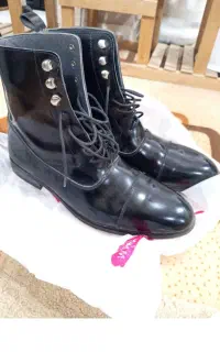 یک جفت کفش بوت ورنی نو