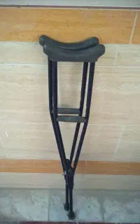یک جفت عصای زیر بغل