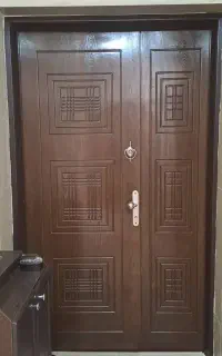 درب چوبی ورودی ساختمان