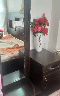 یه‌میز‌آرایش‌با‌آینه‌قدی‌درحدنوبفروش‌میرسد