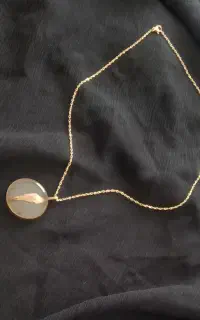 گردنبند رزین طلایی