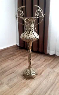 گلدان برنزی پایه دار با دسته های خاص و شیک