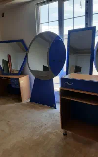 وسایل آرایشگاه زنانه و میز آینه