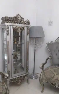 بوفه و آباژور ایستاده