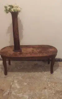 میز چوبی و گلدان