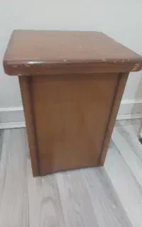 نیمکت چوبی
