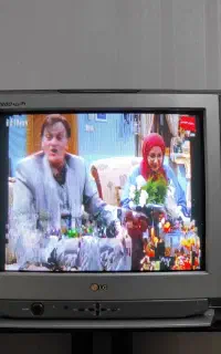 تلویزیون ۲۱ اینچ LG و میز شیشه ای