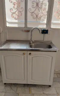 کابینت با سینک ظرفشویی و شیرآب