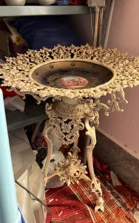 میوه خوری کنار سالنی