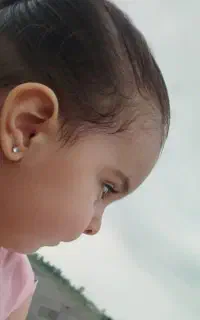 سوراخ کردن گوش کودکان با بی حسی وخدمات پیرسیتگ