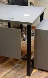 می مدیریتی و میز شیشه ای