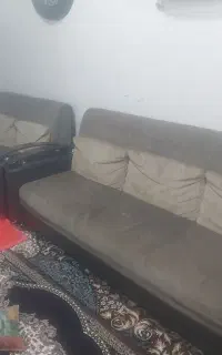 مبل هفت نفره کار کرده به علت کمبود جا رد میشه.