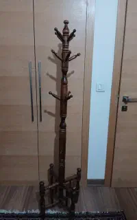 چوب لباسی چوبی قدیمی ایستاده
