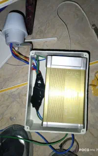 همکار برق کار با وسیله نقلیه