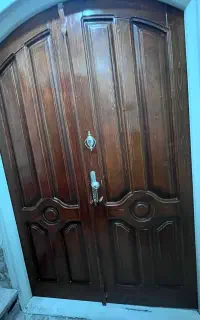 درب  آپارتمان چوبی تمام چوب( گردویی) با قفل و  کم