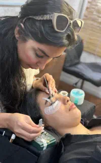 آموزش تخصصی اکستنشن مژه و لیفت توسط مربی رسمی