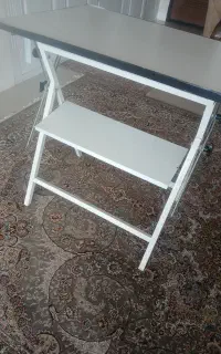 میز تحریر فلزی