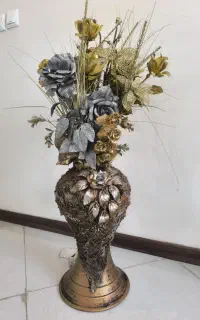 گلدان کنار سالنی شیک و شلف و آینه