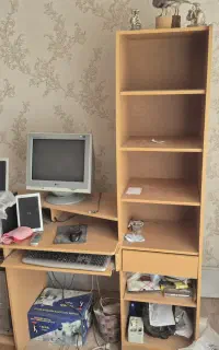 میز کامپیوتر و کتابخانه