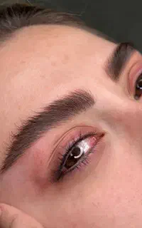 نیازمند‌مدل برای میکروبلیدینگ ابرو