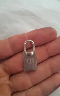 فلش در حد نو سالم سالم زدضربه و آب