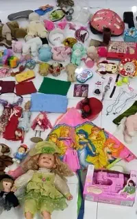 تعدادی عروسک و اسباب بازی