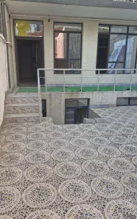 ساختمان سه طبقه با حیاط