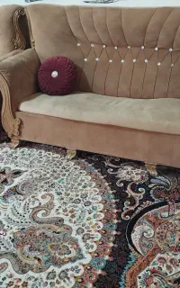 مبل شش نفره همراه با چهار عدد کوسن و میز عسلی