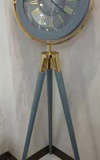 ساعت کنار سالنی