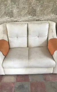فروش فوری مبل راحتی روکش چرم دو نفره