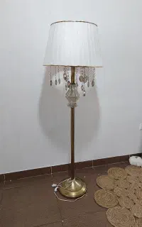 آباژور ایستاده