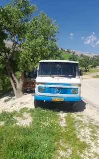 یک دستگاه مینی بوس بنز آماده انجام سرویس