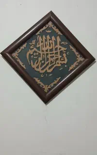 ساعت دیواری چوبی و یک عدد قاب خراطی شده ی چوب