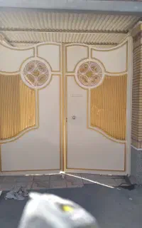 نقاشی رنگ آمیزی ساختمان در پنجره لکه گیری مختصرگچ