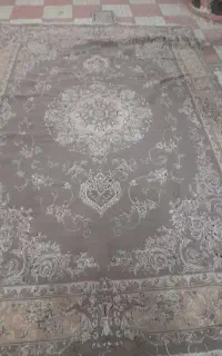 یک جفت فرش کرم و یک فرش زرشکی