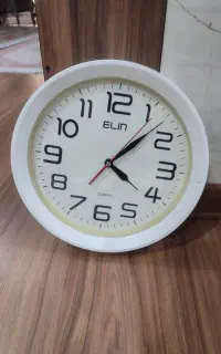 یک عدد ساعت دیواری .