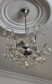دو عدد لوستر کریستالی سه شعله به همراه دو دیوارکوب