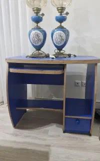 میز کامپیوتر تمیز و قابل استفاده