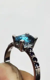 انگشتر نقره توپاز زنانه با نگینهای یاقوت کبود