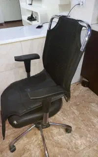 صندلی اداری دارای پدال  جهت تغییر ارتفاع و  چرخان