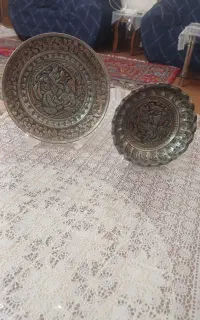 دو بشقاب مسی قلمزنی شده قدیمی