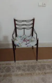 یک عدد صندلی فلزی  محکم