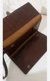 کیف قهوه ای حاوی مدارک