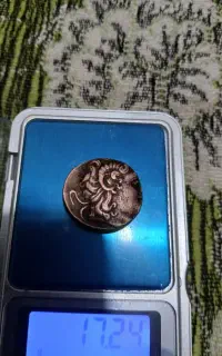 سکه مسی سلوکی و تعدادی اشیا کلکسیونی